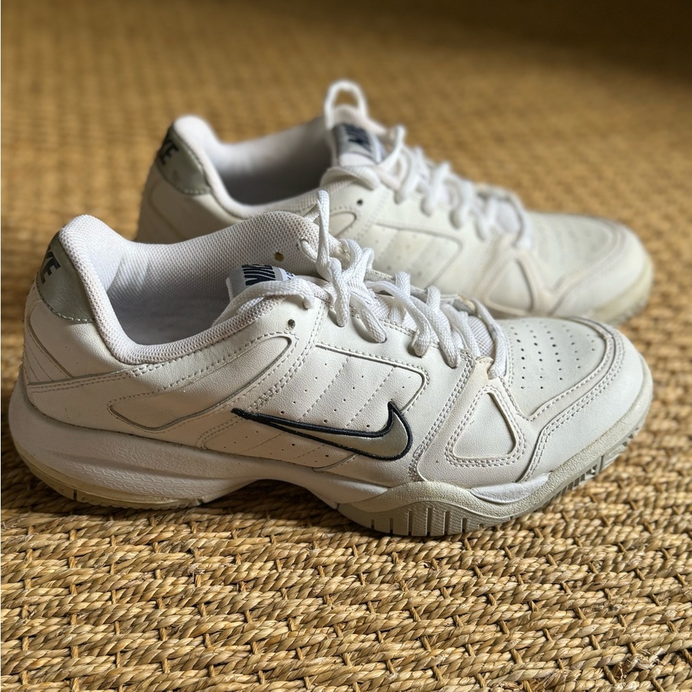 Nike men’s City Court tennis shoes, size 8